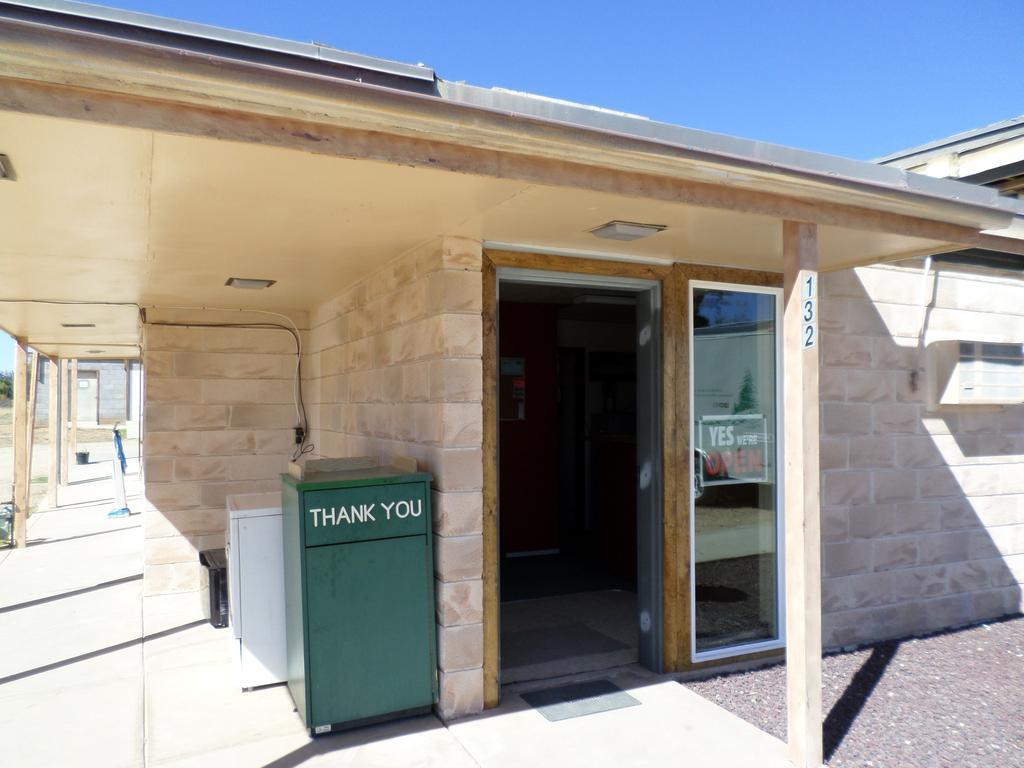 בלאנדינג Cliff Palace Motel מראה חיצוני תמונה